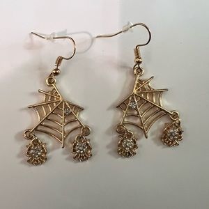 HALLOWEEN GOLD TONE‎ METAL SPIDER WEB RHINESTONE DROP DANGLE PIERCED EARRINGS